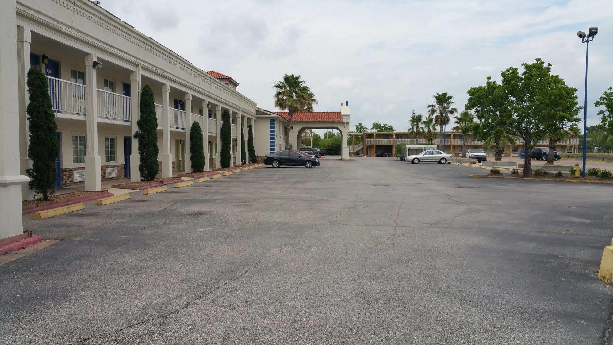 Oyo Hotel Lafayette La I-10 & University Exterior photo